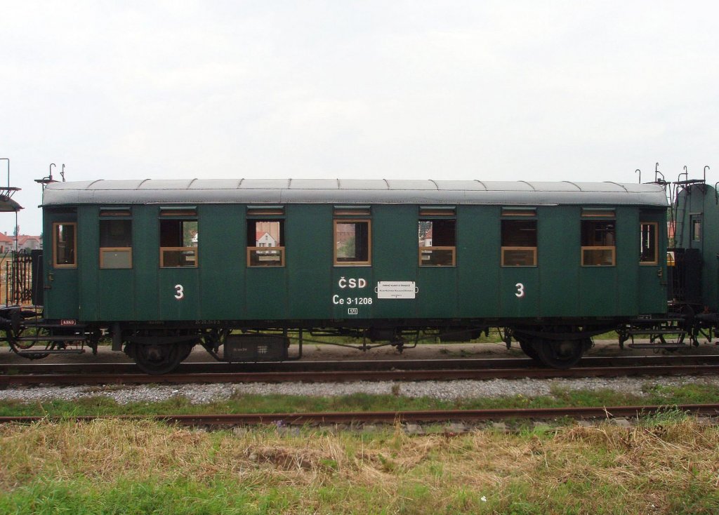 ČSD historische Wagen Ce3-1208 (Baujahr 1937) auf Bhf. Lun u Rakovnka fr Sonderzge am 28. 7. 2012. Eigner HERKULES KHKD s.r.o.