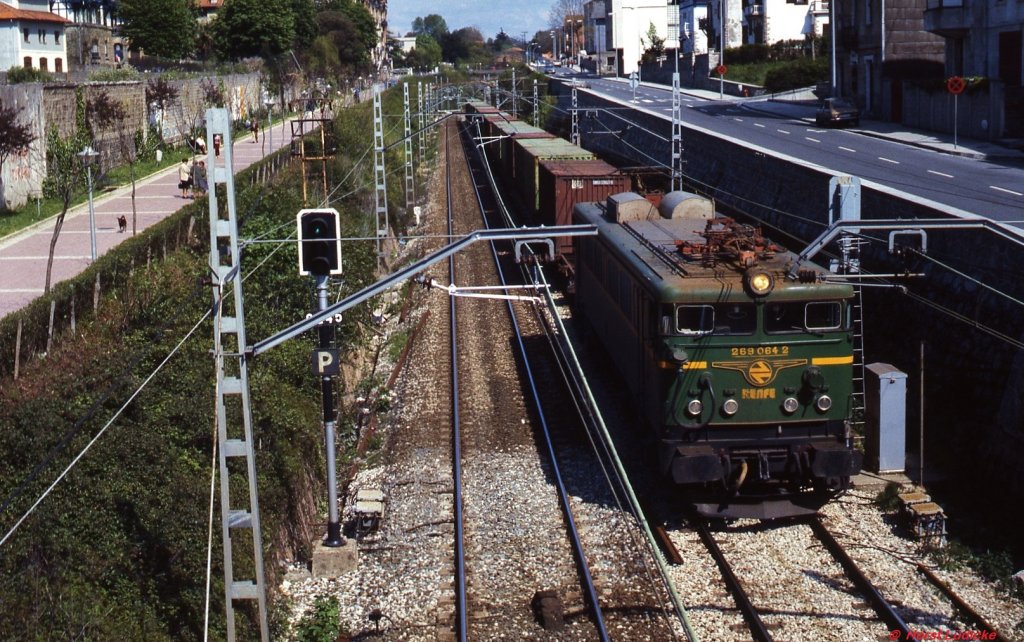 269 064-2 fhrt im April 1986 mit einem Gterzug durch San Sebastian 