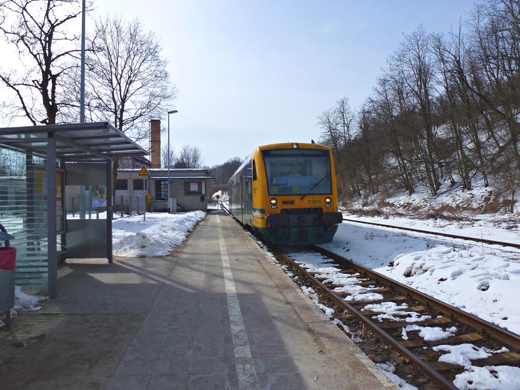 27. Mrz 2013 - Der Werbe-Triebwagen der ODEG VT 650.65 bei der einfahrt in Seelow (Mark).