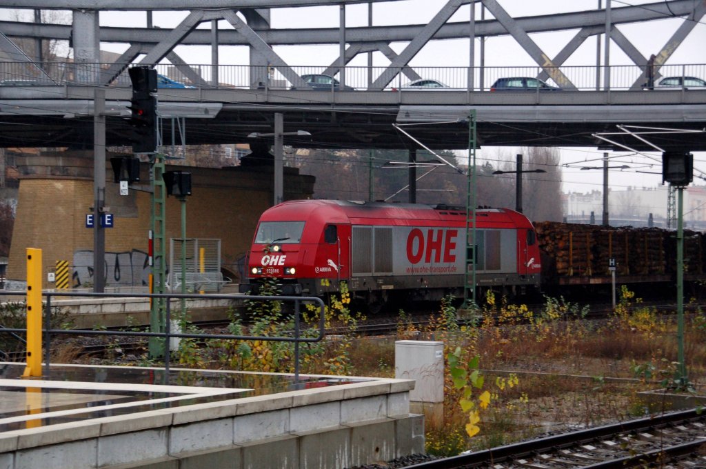 270080 der OHE erreicht am 12.12.09 mit einem Holzzug den Gesundbrunnen. Nach einem kurzen Halt ging es weiter.
