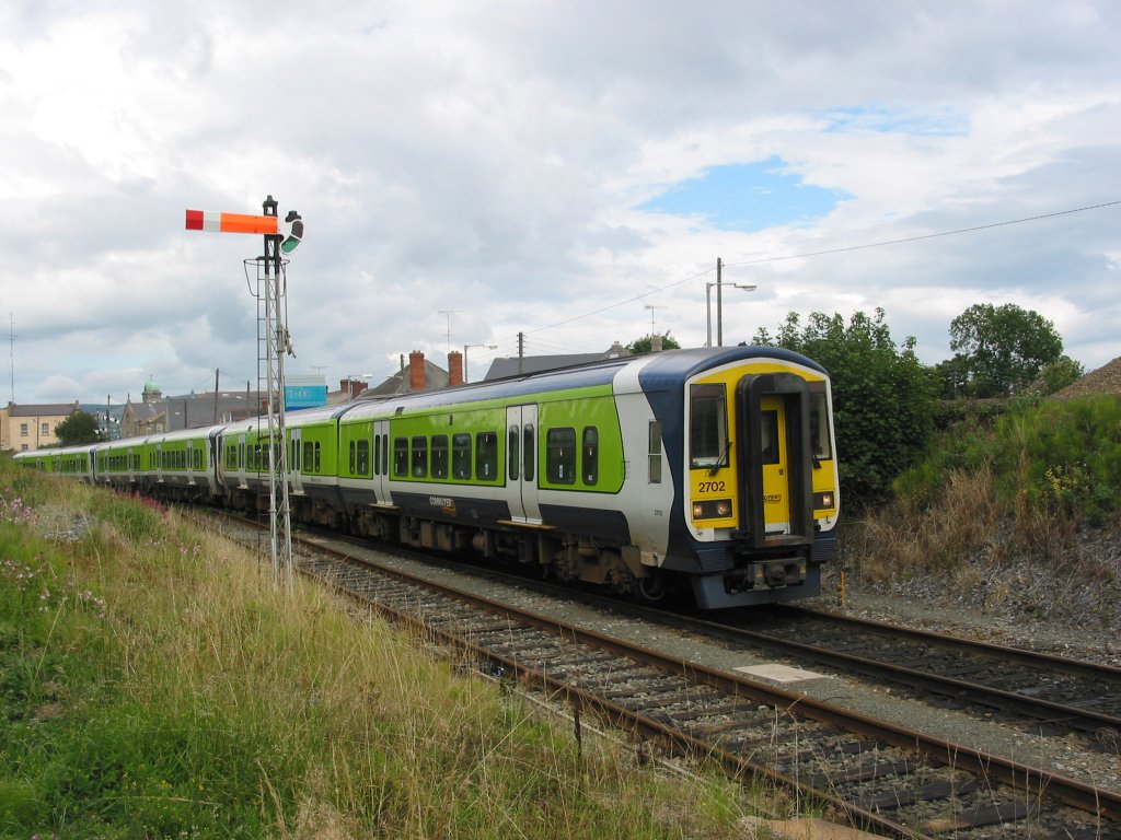 2702 auf der Fahrt von Rosslare nach Dublin bei Arklow am 25. August 2004.