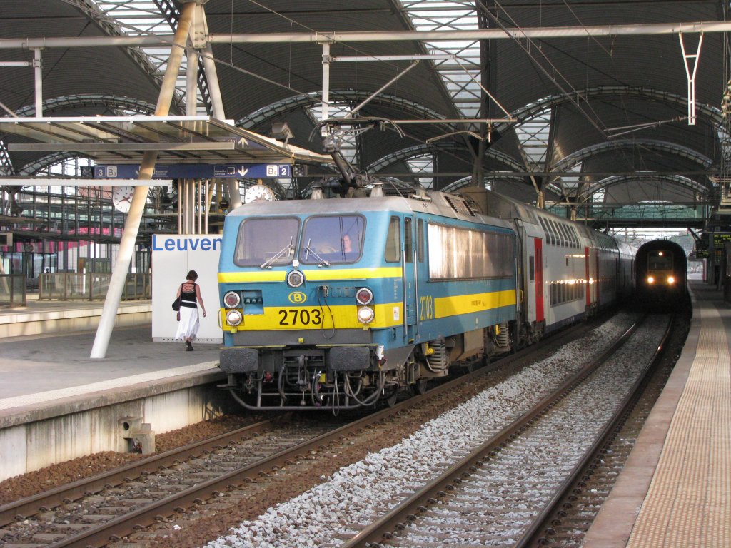 2703 steht am 5.Juli 2011 im Bahnhof Leuven