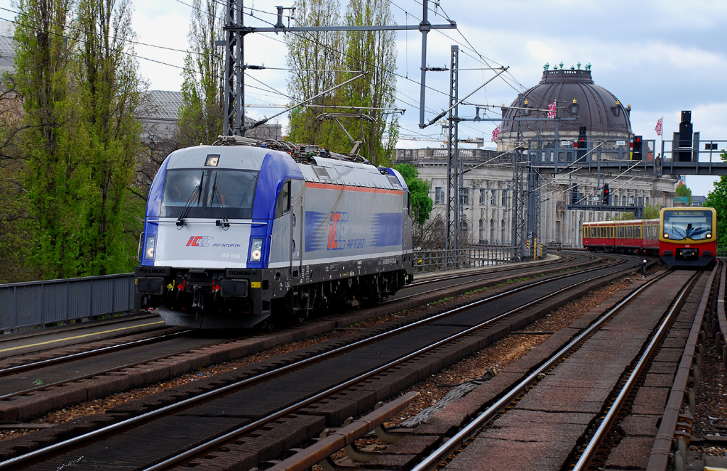 27.04.2010, 183 606 durchfhrt die Museumsinsel auf dem Weg nach Berlin-Rummelsburg