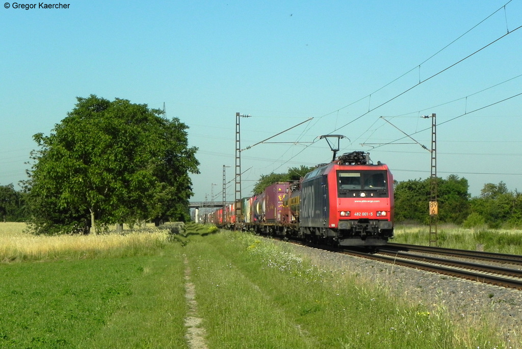 27.06.2011: Die Zweite ihrer Art. Die 482 001-5 mit einem Containerzug Richtung Karlsruhe bei Malsch.