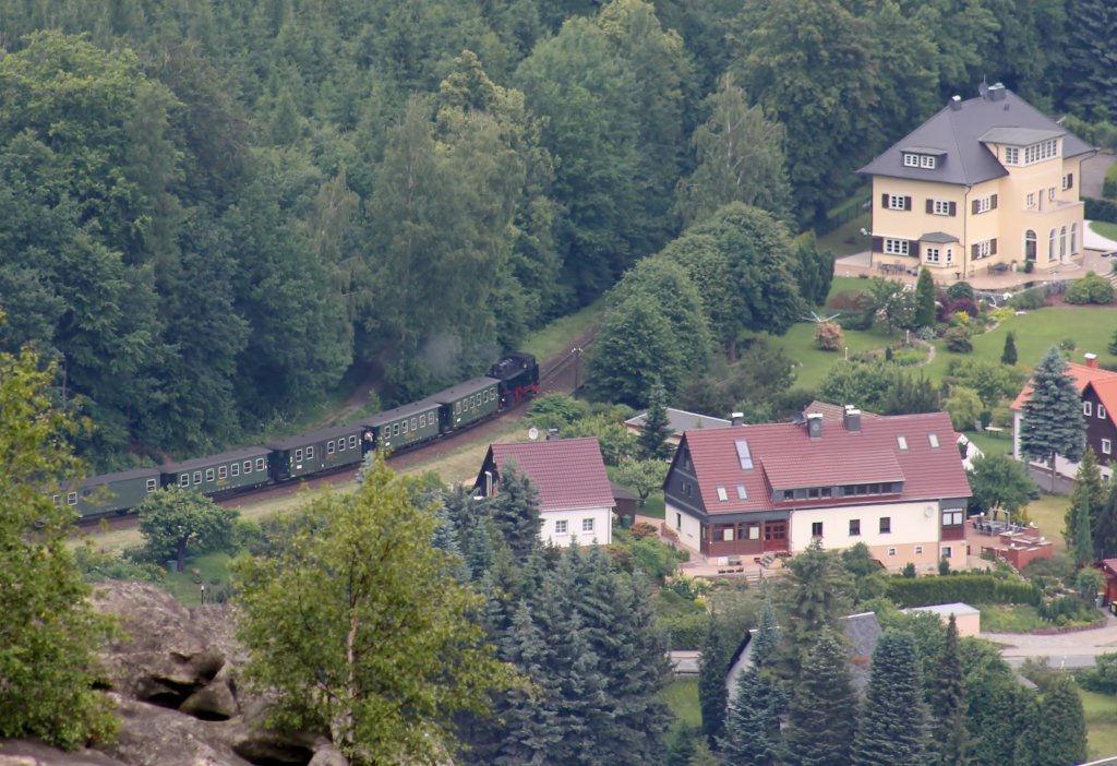 27.06.2013, Blick vom Tpfer auf Zug 309 zwischen Teufelsmhle und Oybin Niederdorf.