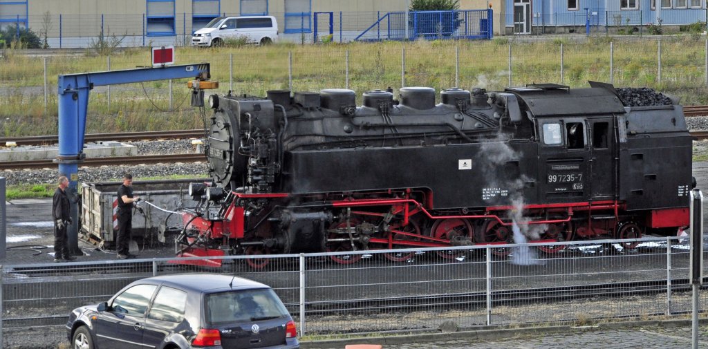 27.08.12 Bw Wernigerode ; nach dem Lscheziehen gegen Feierabend wird die Lok noch gesubert