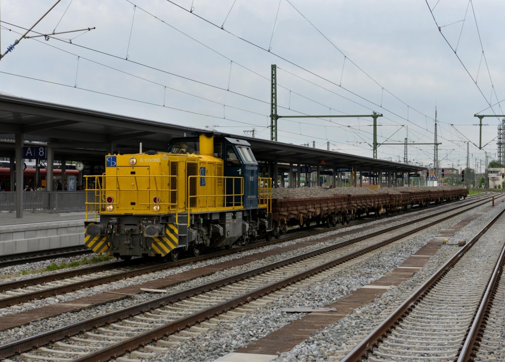271 020 mit einem Gterzug am 29.04.2012 bei der Durchfahrt in Mnchen Ost.