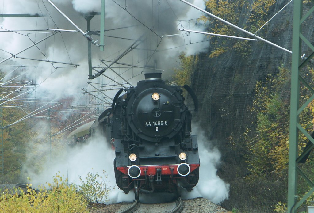 27.10.2007, die 1943 von der Firma Schneider & Cie, Le Creusot im Burgund gebaute 44 1486-8 (heute in Stafurt beheimatet) unter dem Oberleitungsgewirr auf der Tharandter Rampe kurz vor dem Haltepunkt Edle Krone - die  Musik  hat die Optik noch bertroffen!