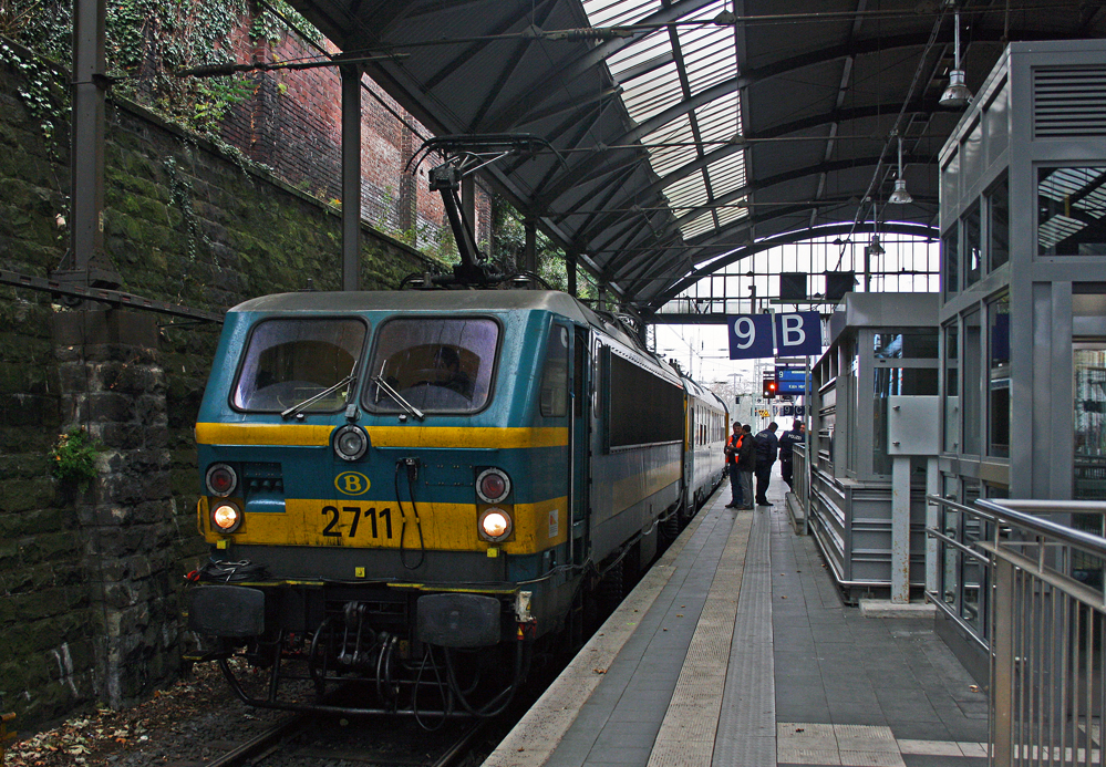 2711 der SNCB steht mit einem Messzug aus Welkenreadt in Aachen Hbf, der Zug war den ganzen Tag fr Testfahrten eines neuen Stromabnehmers unterwegs, 27.11.11