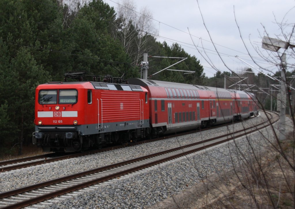 27.11.2011 112 105 aus Richtung Berlin in Gro� K�ris einfahrend