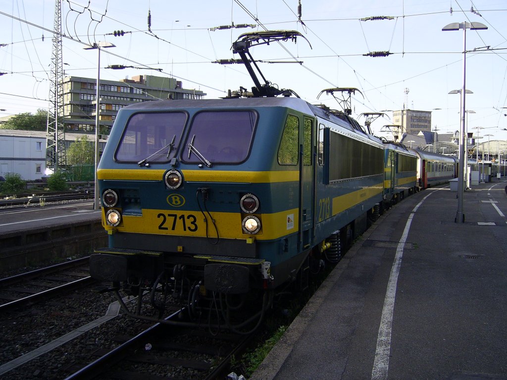 2713 und 2707 rangiern im Aachener Hbf um mit den Wagen vom DFB Pokalzug des Meidericher Sportvereins wieder in die Heimat zu bringen (So,22.05.11)