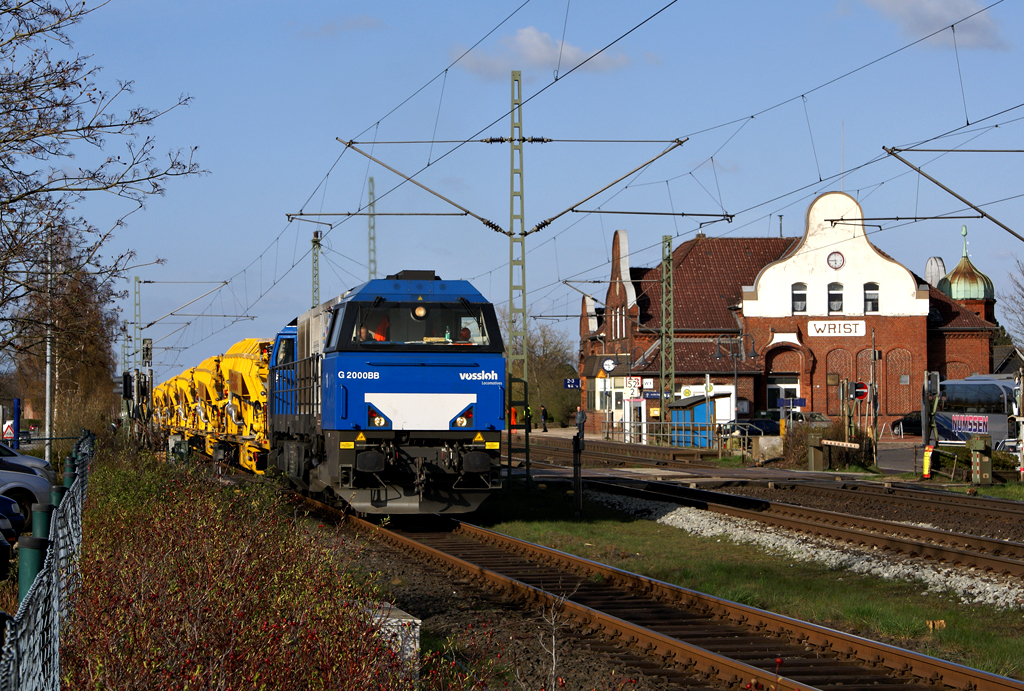 272 001-9 am 16.04.2010 mit einem Bauzug bei der Ausfahrt aus dem Bahnhof von Wrist.