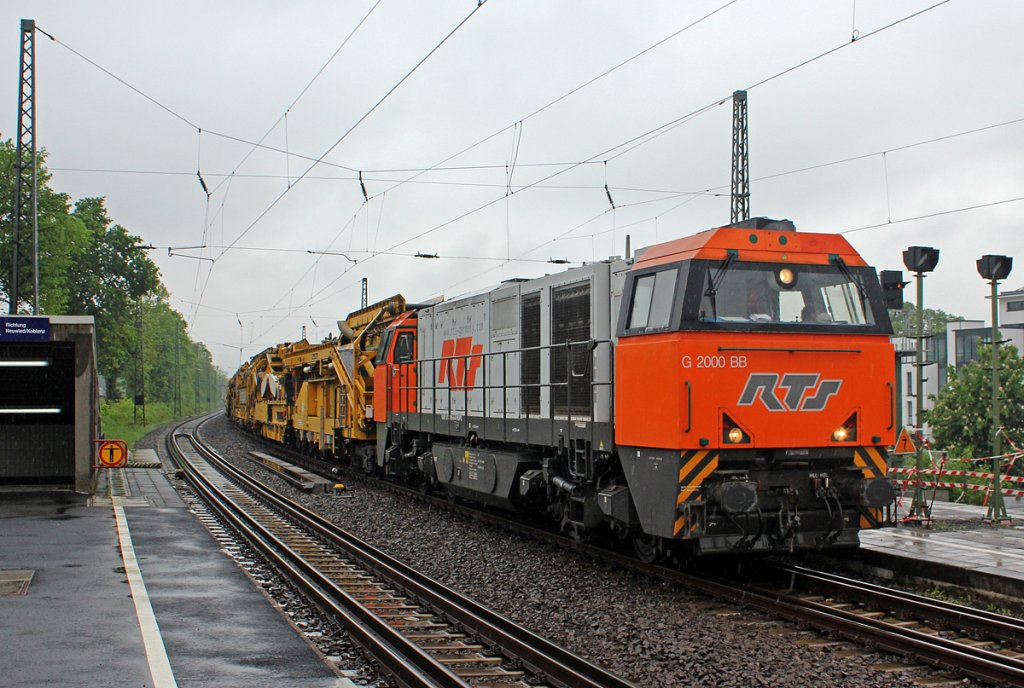 272 205-4 der RTS mit Bauzug bei der Durchfahrt durch den Bf. Rhndorf am 06.05.2012