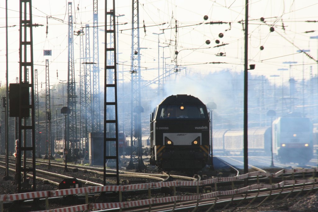 272 407-8 von MRCE fhrt mit viel Qualm in Aachen-West ab. Sie zieht einen Kurzen Stahlzug in Richtung Aachehn-Hbf,Kln bei der Abendsonne am 24.4.2013.
