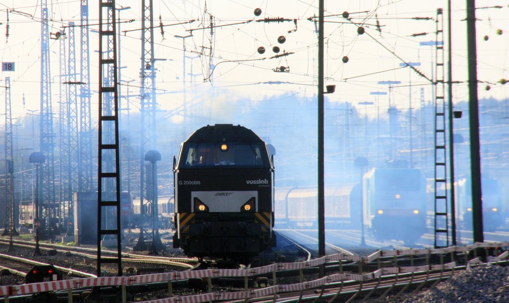 272 407-8 von MRCE fhrt mit viel Qualm in Aachen-West ab. Sie zieht einen Kurzen Stahlzug in Richtung Aachehn-Hbf,Kln bei Gegenlicht am 24.4.2013.