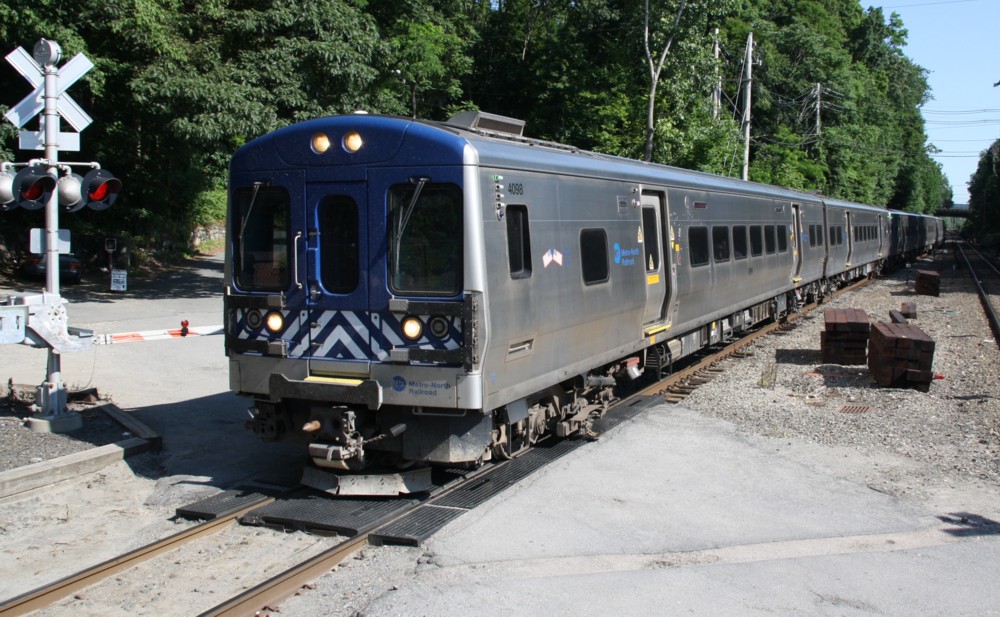 2.7.2012 Brewster, NY. Ein neuerer Triebzug von Bombardier nach NYC Grand Central bei der Einfahrt.