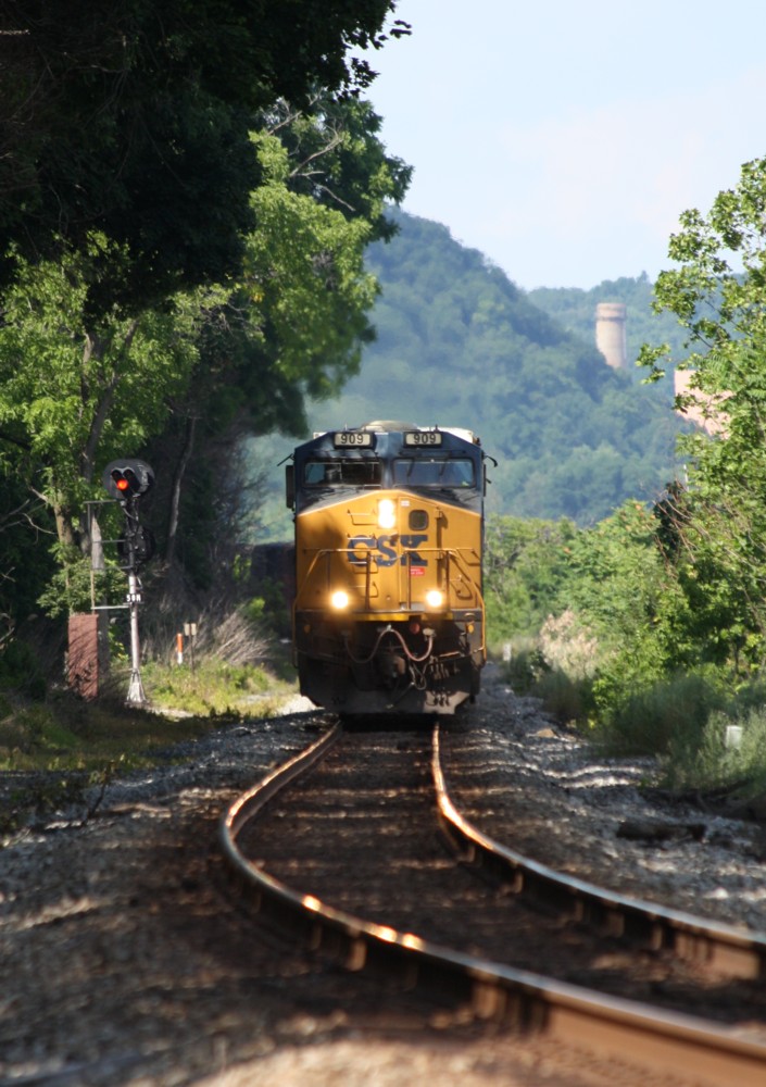 2.7.2012 CSX 909 (ES44AC) und 5308 (ES44DC) mit Autozug Richtung NY / NJ nahe der Beacon - Newburgh - Bridge, NY. Der Zug war mir kurz vorher in Marlborough, NY begegnet - muss also unterwegs gekreuzt haben.