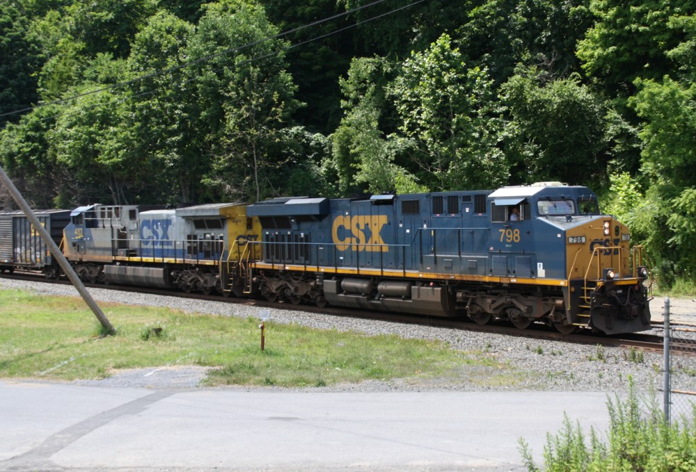 2.7.2012 Highland, NY. CSX 798 (ES44AC) + 483 (AC44CW) mit gemischten Gterzug Richtung Kingston, NY.