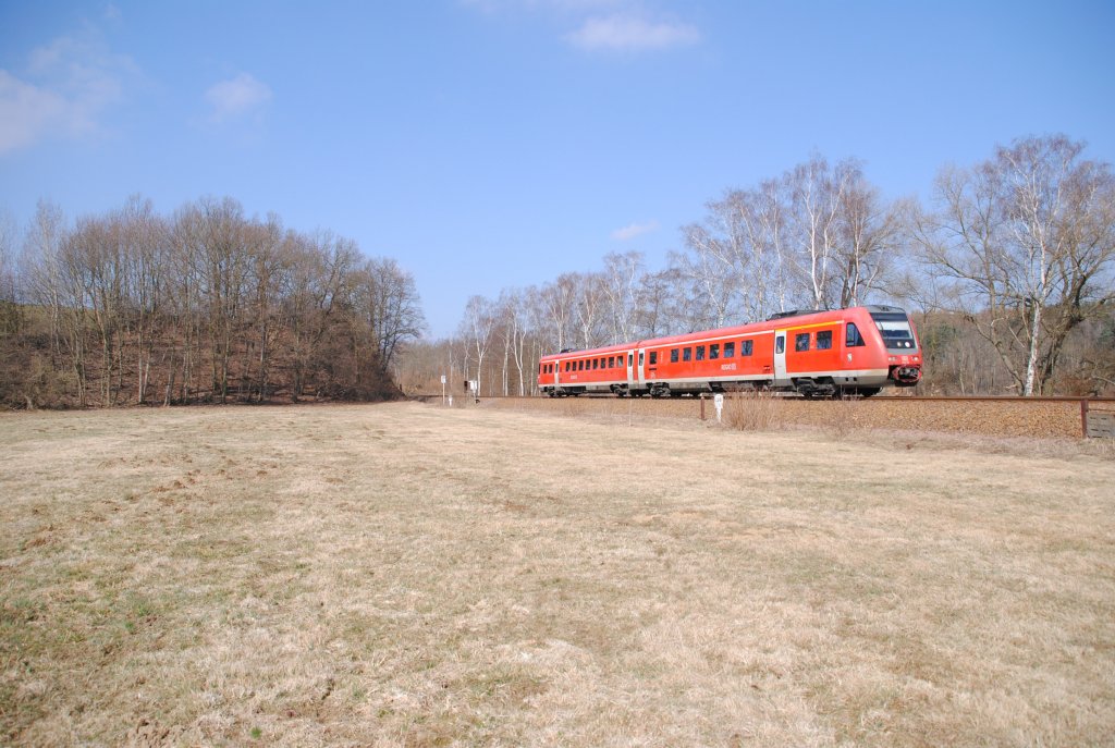 27.3.2011 11:25 DB AG Baureihe 612 631 als Bder-Express aus Leipzig nach Adorf (Vogtland) kurz vor dem Bahnhof Oelsnitz (Vogtland).