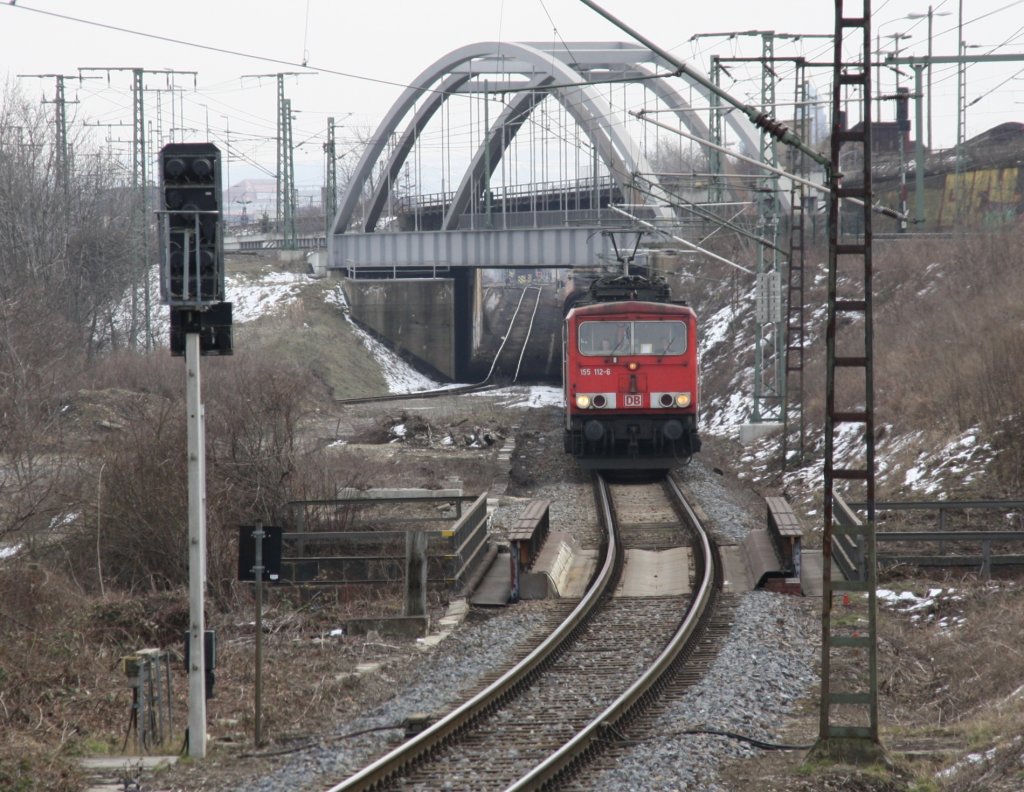 27.3.2013 Dresden Friedrichstadt. 155 112 mit gemischten Gterzug gerade abgefahren  wartet IC 2158 (aus dem fotografiert wurde) Richtung Leipzig ab.