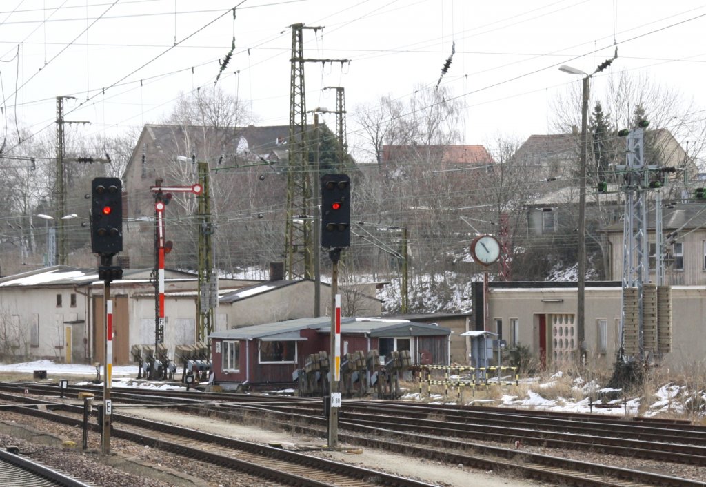 27.3.2013 Riesa Posten 6. Hl Signale, Formsignal und Aussenspannwerke - Sicherungstechnik, die - wie shon auf vielen Abschnitten der ltesten deutschen Fernbahn - bald Geschichte sein wird.