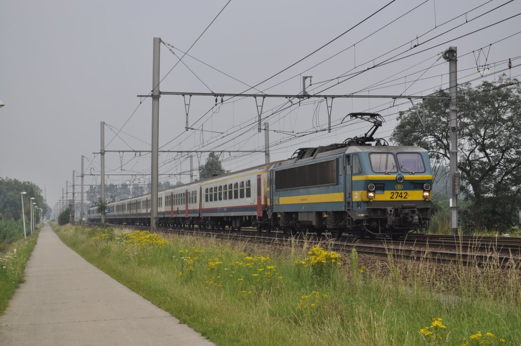 2742 war am 27.07.2012 bei Sint Niklaas unterwegs.
