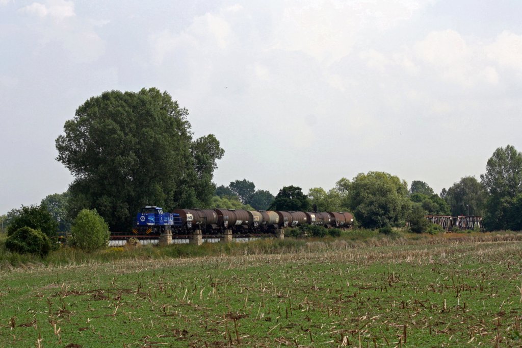 275 013 (Infraleuna 210) mit Kesselwagenzug aus Trglitz bei Zeitz, 09.08.2012.