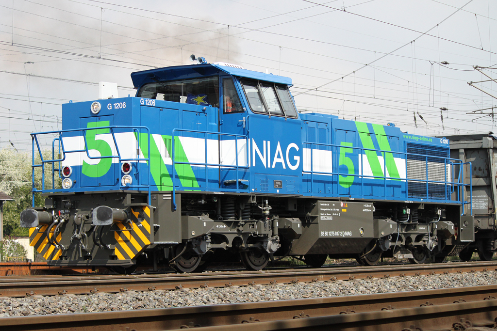 275 017 bzw. NIAG 5 am 12.4.12 in Oberhausen-West.