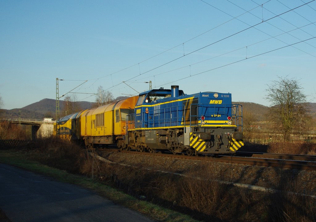 275 101-4 (V2101) der MWB brachte am 08.02.2011 einen Bauzug in Richtung Sden. Hier kurz vor Eschwege West.