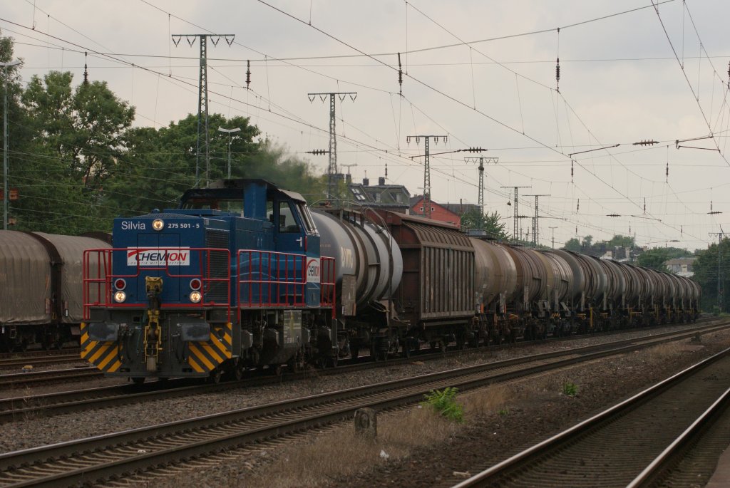 275 501-5 mit Kesselwagenzug in Kln West am 27.07.2010