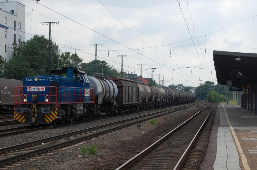 275 501  Silvia  mit gem.G�terzug am 27.07.2010 durch K�ln West