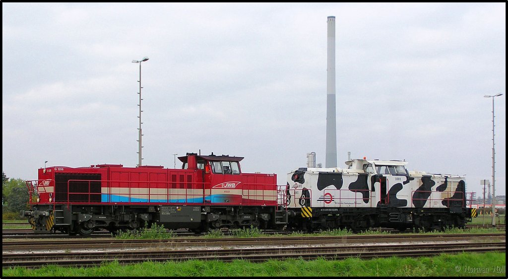 275 603-1 der JWB und 293 002-2 der BTE warten hier auf der Vorstellgruppe der Wilhelmshavener Raffinerie um bald Ihre Aufgabe zu verrichten.12/10/10