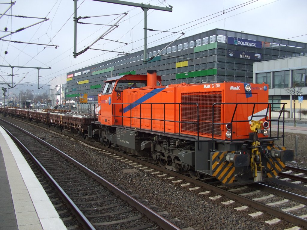 275 804-3 zieht einen mit Betonschwellen beladenen Flachwagengterzug durch Bielefeld. 23.03.2011.