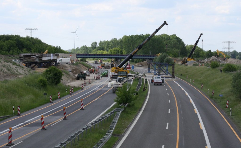27.5.2012 A10 bei Berlin-Buch. Die neue Br�cke der Niederbarnimer Eisenbahn ist an ihrem Platz, die alte schaut links ihrer Zerlegung entgegen.
