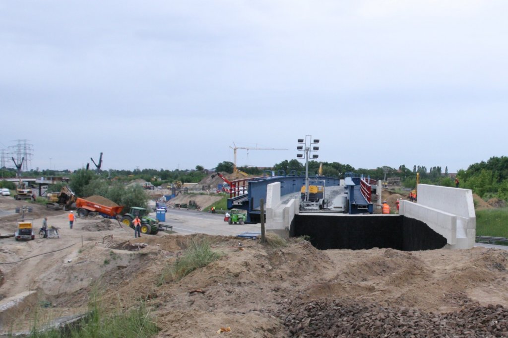27.5.2012 A10 bei Berlin-Buch. Einbau der neuen Br�cke der Niederbarnimer Eisenbahn �ber die Autobahn in der Abendd�mmerung.