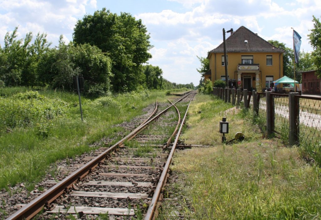 27.5.2012 Bahnhof M�hlenbeck. Aufgenommen vom Bahn�bergang. Da dieser Teil der NEB nur von gelegentlichen Museumsfahrten der Berliner Eisenbahnfreunde e.V. befahren wird, war der Standort unproblematisch. Der Laternenmast st�rt nat�rlich das Empfangsgeb�ude - betrieblich sind jedoch Weichen und Sicherungsanlagen f�r einen Bahnhof wichtig /charakteristisch. 