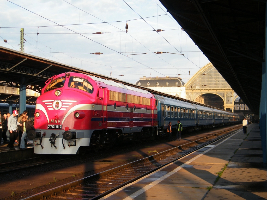 2761 017-9 mit dem Sonderzug  Szkely Gyors  ( Seklerischer Schnellzug , ein Zug fr Pilger nach Csksomly)am 21. 05. 2010, am Bahnhof Budapest-Keleti 
