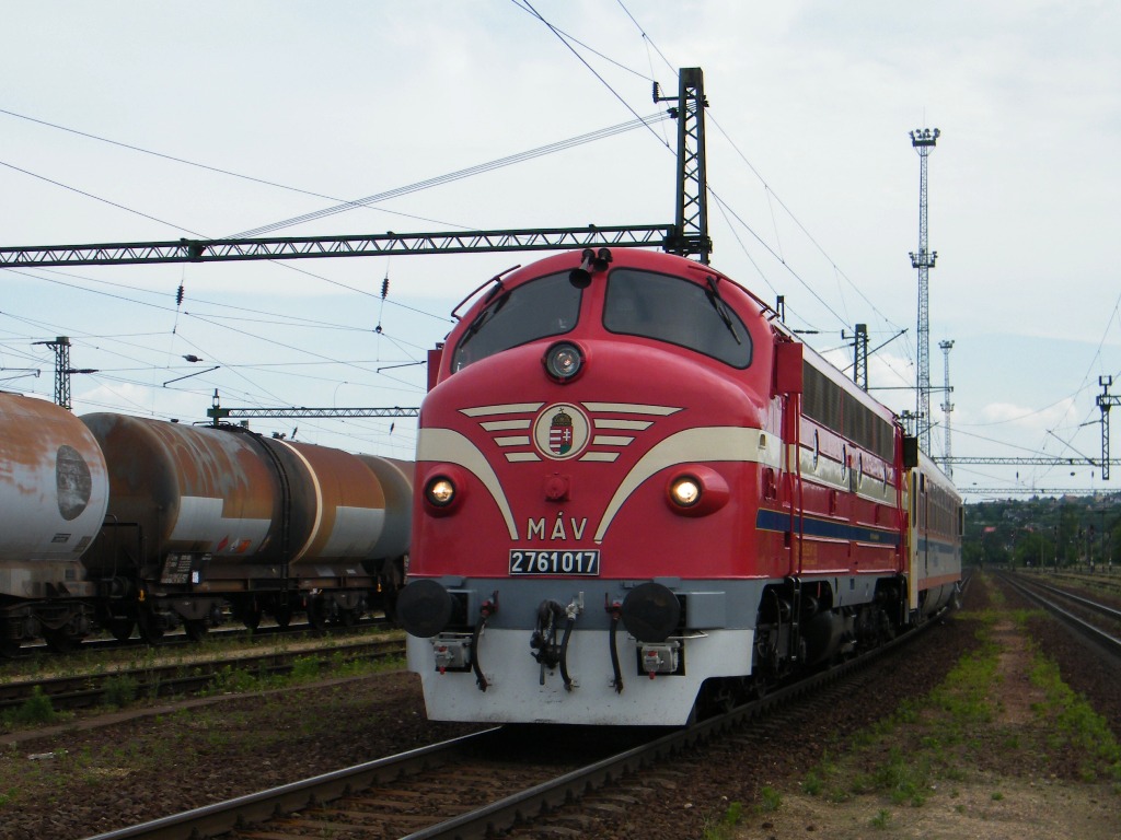 2761 017 (frher M61 017/A61 017) mit dem Messwagen FMK 007 am Bahnhof Budapest-Kelenfld, am 03. 06. 2011. 