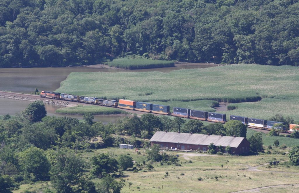 27.6.2012 Bear Mountain State Park, NY, Iona Islands. Eine  verirrte  BNSF 970 mit CSX 315, 496 und 148 ziehen einen Containerzug Richtung NY / NJ. Aufgenommen aus ca. 1,5km von Anthonys Nose / Hudson Highlands.