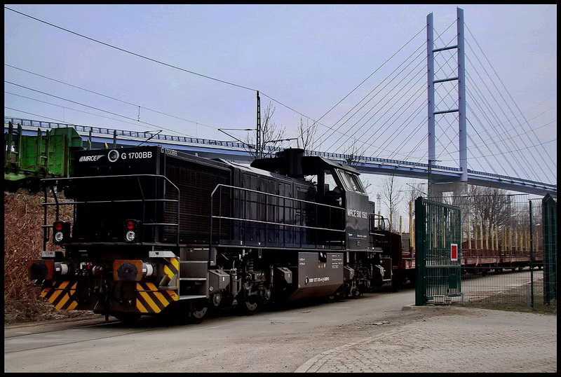 277 015-4 -MRCE 500 1592- rangiert vor dem S�dhafen Stralsund.  
am 19.03.10 