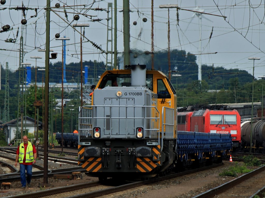 277 031-1 von Schweerbau schiebt am 08.08.2012 einen Bauzug der mit Schotter beladen wird in den Baustellenbereich von Aachen West. 