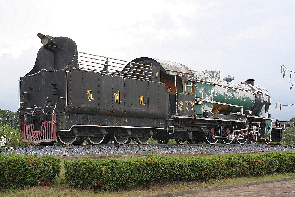 277 (2'C1'-h3, Hanomag, Bauj. 1929, Fab.Nr. 10657) aufgestellt in der Gleisgabelung nahe dem Bf. Thung Song Junction am 25.Oktober 2010.