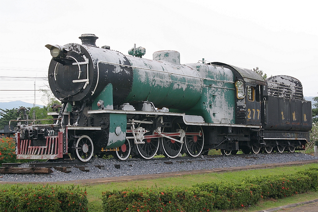 277 (2'C1'-h3, Hanomag, Bauj. 1929, Fab.Nr. 10657) aufgestellt in der Gleisgabelung nahe dem Bf. Thung Song Junction am 25.Oktober 2010.

