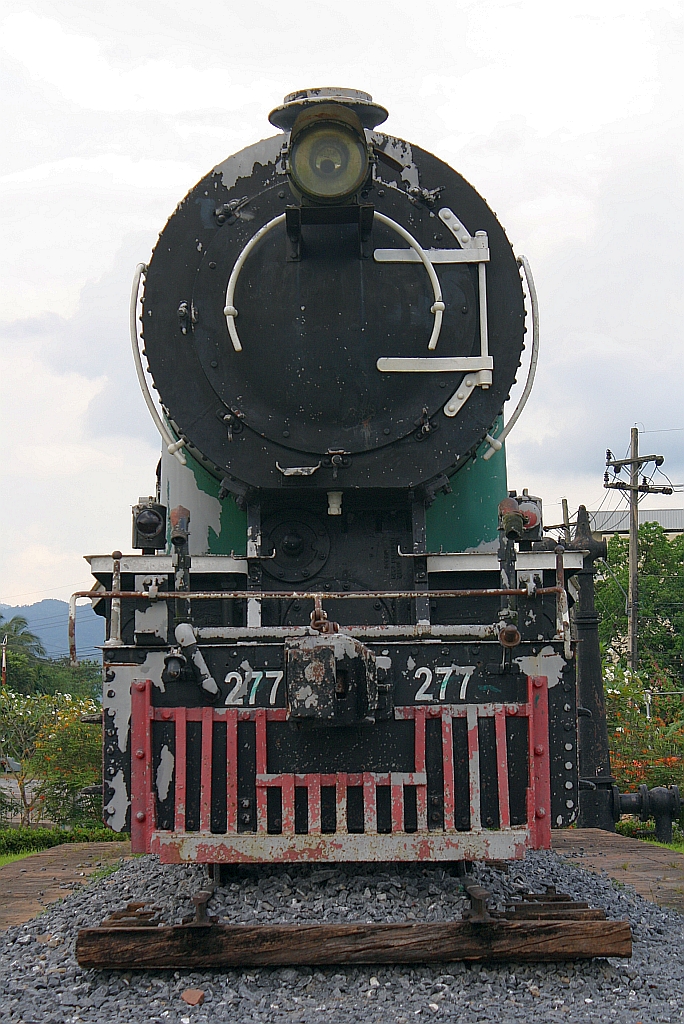 277 (2'C1'-h3, Hanomag, Bauj. 1929, Fab.Nr. 10657) aufgestellt in der Gleisgabelung nahe dem Bf. Thung Song Junction am 25.Oktober 2010.

