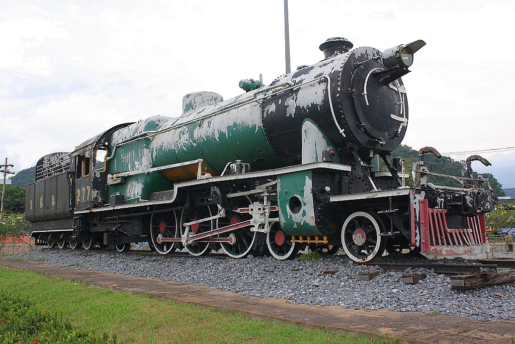 277 (2'C1'-h3, Hanomag, Bauj. 1929, Fab.Nr. 10657) aufgestellt in der Gleisgabelung nahe dem Bf. Thung Song Junction am 25.Oktober 2010.