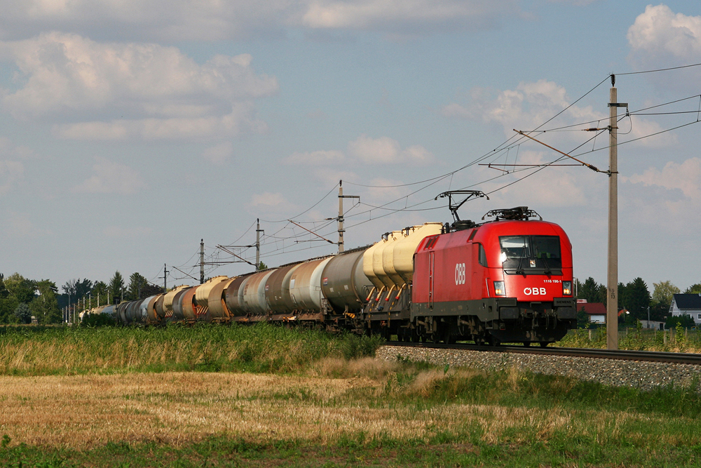 27.7.08 Der Schwammerlzug Teil 2. Beinahe tglich fhrt der mit Kaolin beladene Ganzzug von Koper ber Spielfeld Strass, Marchegg und Bratislava nach iar nad Hronom (Heiligenkreuz) und zurck. Hier fhrt der Leerzug gerade zurck nach Koper. Die 1116 198 bespannte den LGAG 49603 (Marchegg - Spielfeld Strass) ab Wien Zvbf und konnte bei Mitterndorf Moosbrunn abgelichtet werden.