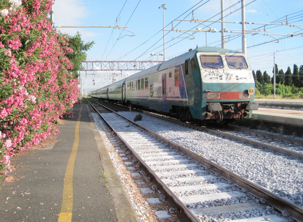 27.7.2010 18:32 Steuerwagen Bauart UIC-X am Ende eines Regionalzuges (R) aus Pisa Centrale nach Roma Termini wird aus dem Bahnhof Cecina gezogen.