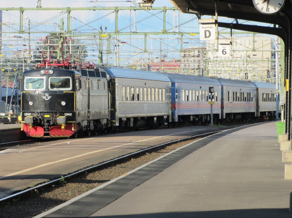 27.7.2011 19:31 SJ Rc6 1342 mit einem Intercity aus Stockholm Central bei der Einfahrt in den Endbahnhof Gteborg Central.