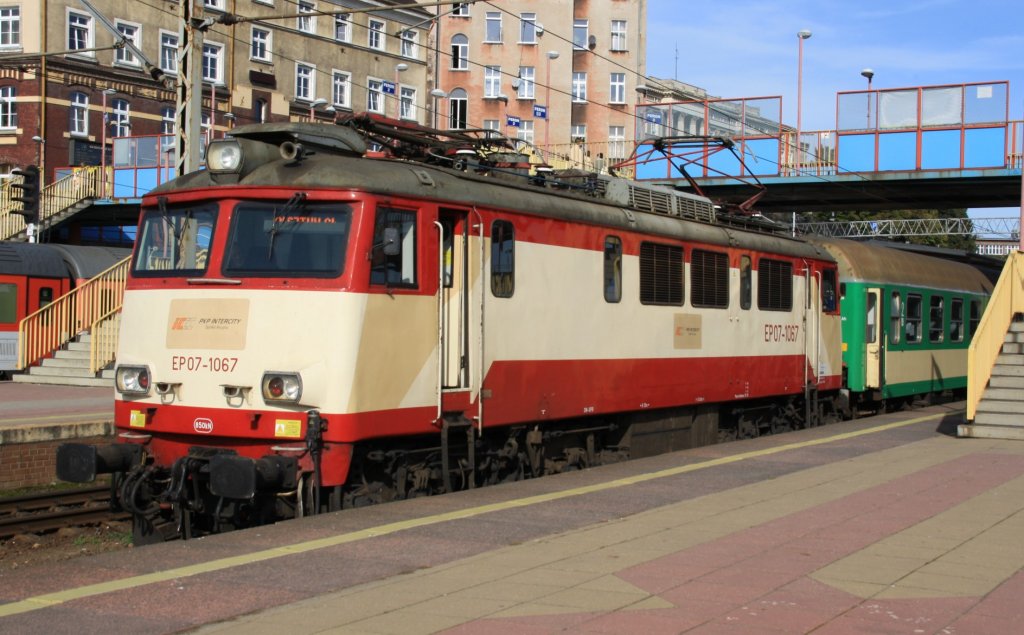 27.9.2011 Stettin Hbf. EP 07 - 1067 abfahrbereit mit IC Richtung Olstzyn / Allenstein.