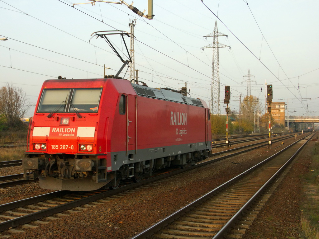28. Oktober 2011 Leerzug 185 287-0 durchfhrt den Bahnhof Berlin Schnefeld Flughafen.